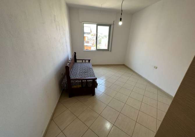 Apartament 2+1+2 per qera 250-EUR/Muaj - Fresku, prane Spar 2 Ofrohet per qera apartament 2+1+2 pjeserisht i mobiluar, i pozicionuar ne katin 