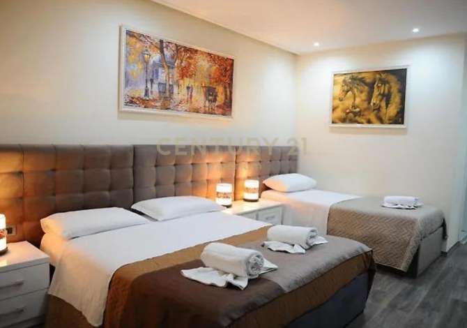 Hotel per shitje në Rrugën e Dibrës 5 minuta larg “Sheshit Skenderbej”! Ky hotel përfshin dy kate dhe ofron kushte komode, arredim modern dhe pishine t