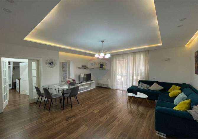 Japim me qira apartament 2+1 te Komuna e Parisit Apartamenti ndodhet ne katin e 4 banim te nje pallati te ri, te mireadministruar