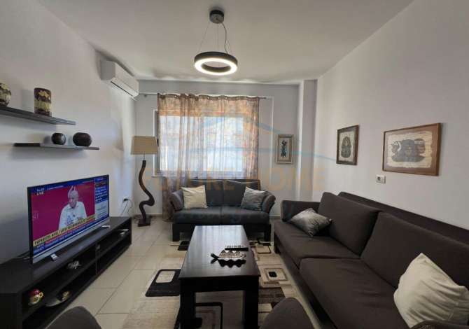 Casa in affitto a Tirana 2+1 Arredato  La casa si trova a Tirana nella zona "Sheshi Shkenderbej/Myslym Shyri"