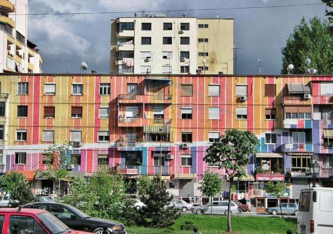  Qera, Ambient Biznesi, Bulevardi Bajram Curri, Tiranë.
Ambienti ndodhet përba