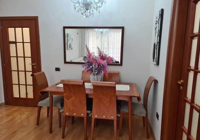 apartament 2+1+2 per qira ne Bllok 
kati 6 pallat me 2 ashensor
totalisht i mobiluar
1 sallon ndenjeje 
kuzhina