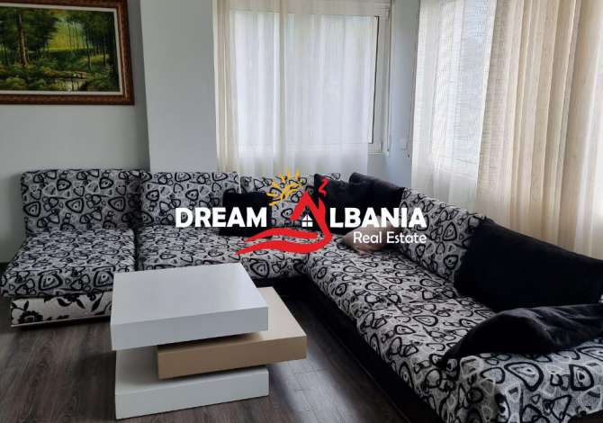  La casa si trova a Tirana nella zona "Fresku/Linze" che si trova  km d