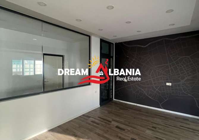  La casa si trova a Tirana nella zona "Blloku/Liqeni Artificial" che si