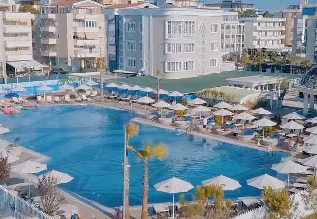Daily rent and beach room in Durres 4+1 Furnished  The house is located in Durres the "Shkembi Kavajes" area and is .
Th