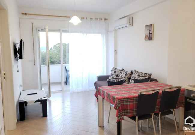 Daily rent and beach room in Durres 1+1 Furnished  The house is located in Durres the "Gjiri i Lalzit" area and is .
Thi
