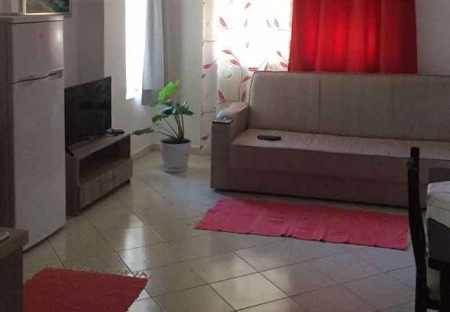 Daily rent and beach room in Vlore 2+1 Furnished  The house is located in Vlore the "Uji i ftohte" area and is .
This D